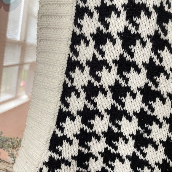 Vici Zabana Houndstooth Knit Sweater Vest in Size Medium - Picture 6 of 7